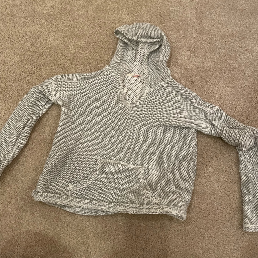 Cropped knitted long sleeve sweater